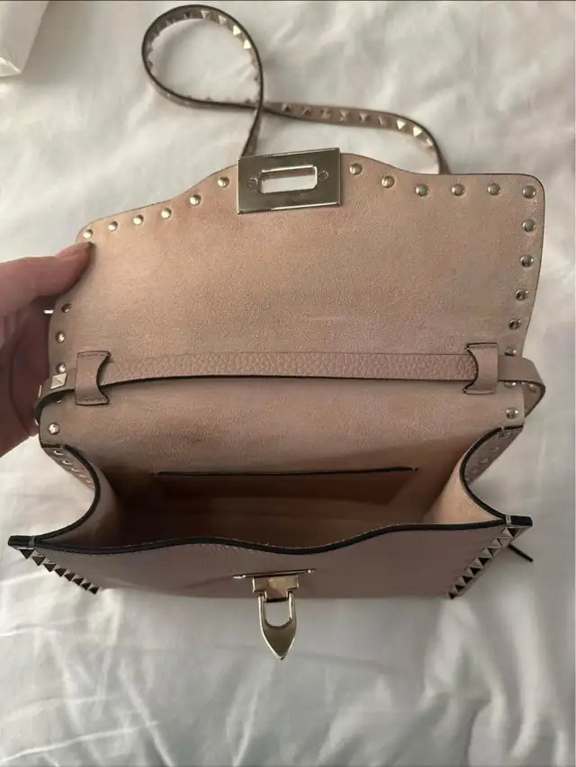 AUTHENTIC VALENTINO ROCKSTUD CROSSBODY BAG in Women's - Bags & Wallets in Mississauga / Peel Region - Image 6