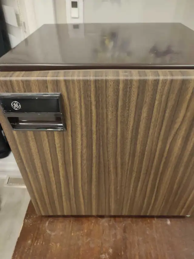 GE Mini Fridge in Refrigerators in Oshawa / Durham Region - Image 5