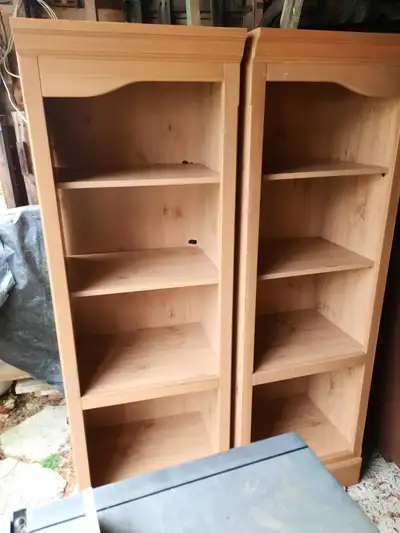 a vendre 2 grande etegeres tres propre les 2 pour 20,00 si interesser de St-Théophile 418-597-3355 m...