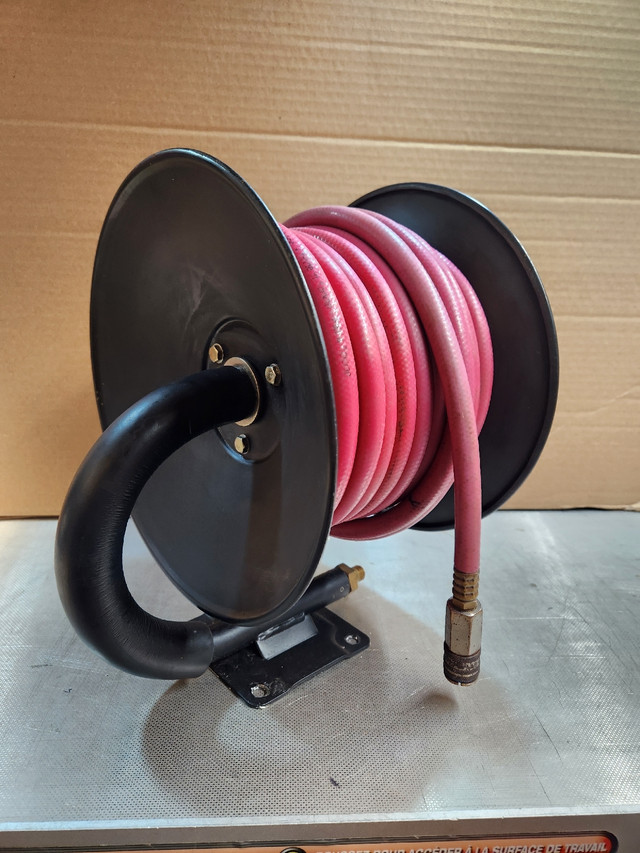 Manual air hose reel. in Garage Sales in Markham / York Region - Image 2
