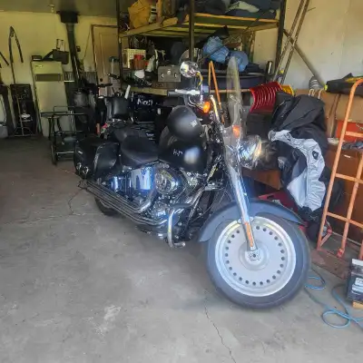 2007 fatboy with 16,600 kms, 96 cu in, 6 spd trans, Reinhart pipes, mustang seat, saddlebags, new ti...