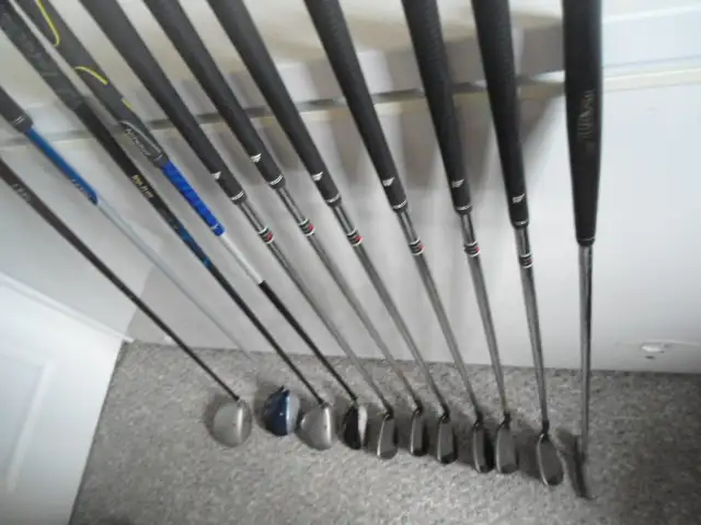 SET OF MEN'S RIGHT HANDED GOLF CLUBS WITH BAG   43 in Golf in Sudbury - Image 2