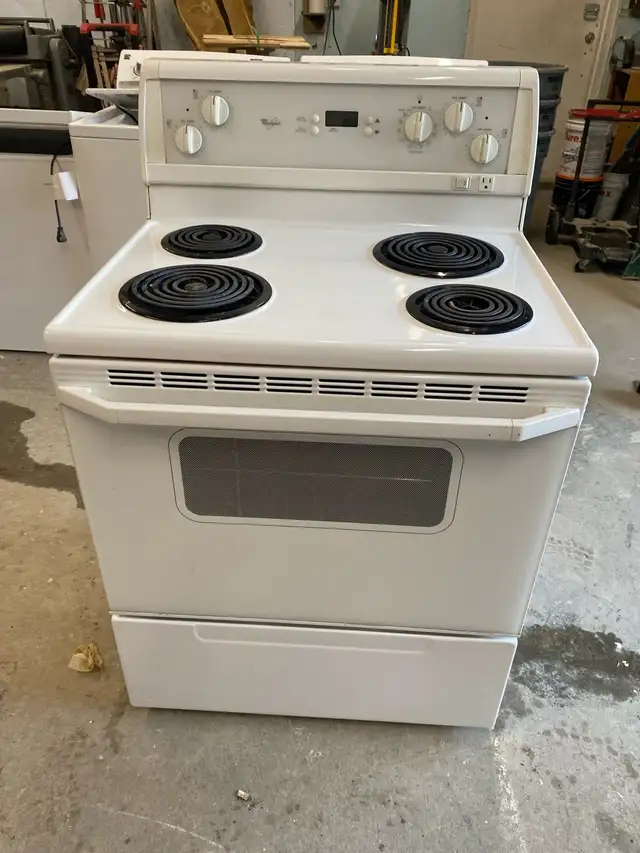 electric stove.  in Stoves, Ovens & Ranges in Markham / York Region - Image 2