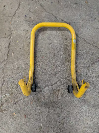 Quality rear stand, fits wide swingarm bikes like gsxr 1000, rc51. Made by active products.