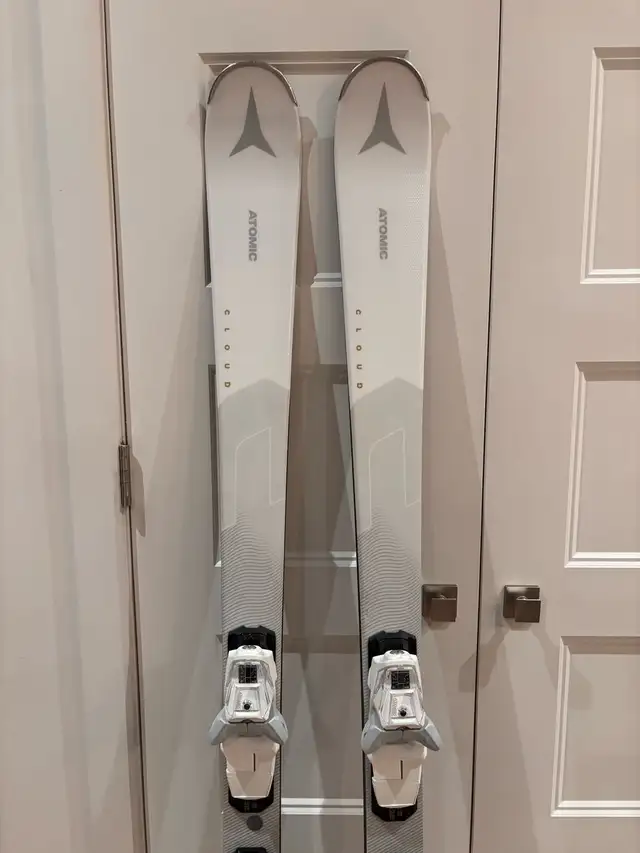 Atomic Cloud C8 157 cm Women’s in Ski in City of Montréal - Image 4