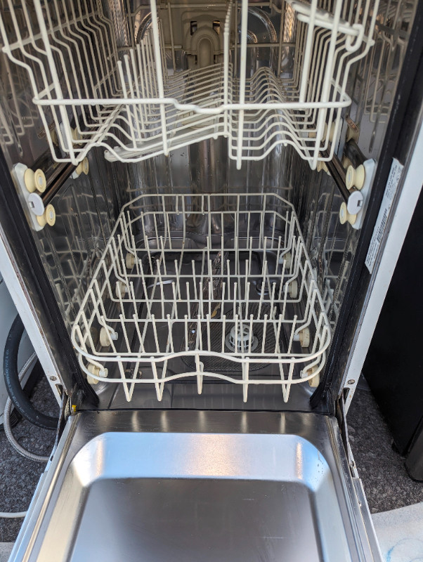 Portable and compact  dishwasher - hooks up to any tap $200 dans Lave-vaisselles  à Kingston - Image 2