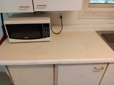 Beautiful cozy clean private rooms. 3 baths house perfect for graduates professionals singles and st...