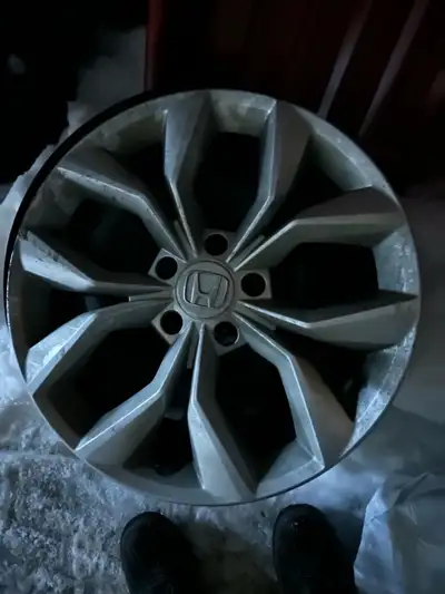 4 roues rims 17 Honda CRV ACCORD CIVIC avec les 4 enjoliveurs comme neuf pas rouillé pas servi