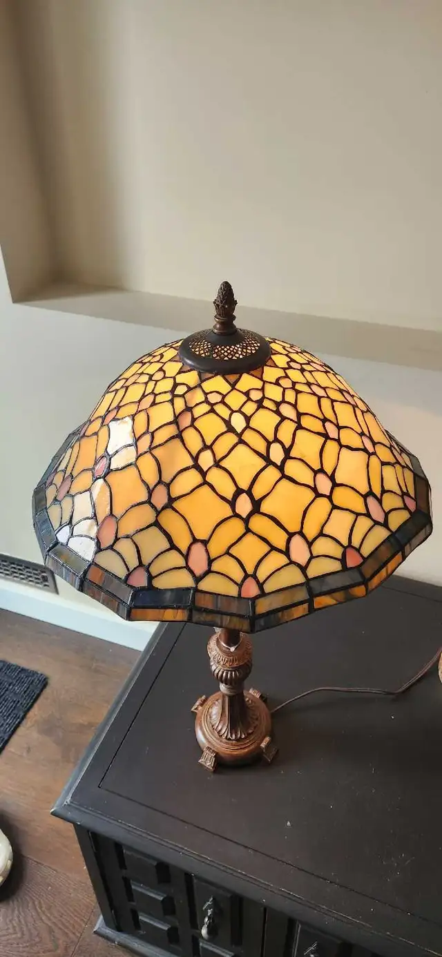 Meyda Tiffany 18" shade in Arts & Collectibles in Calgary - Image 2