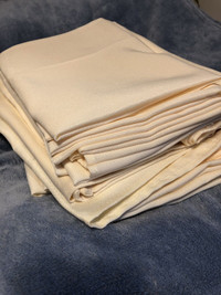 22 butter-coloured cloth napkins