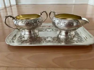 Sucrier et pot à lait plaqués argent avec plateau, View more