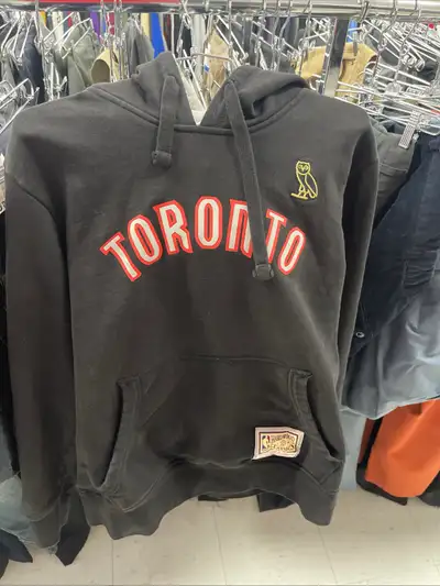 Stay cozy with this authentic OVO x Toronto Raptors Hardwood Classics hoodie, featuring the iconic o...