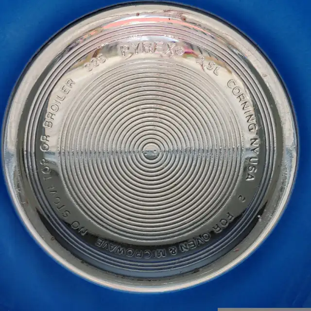 Vintage Pyrex Corning Ware #325 2.5L Mixing Bowl Primary Blue in Kitchen & Dining Wares in Hamilton - Image 6
