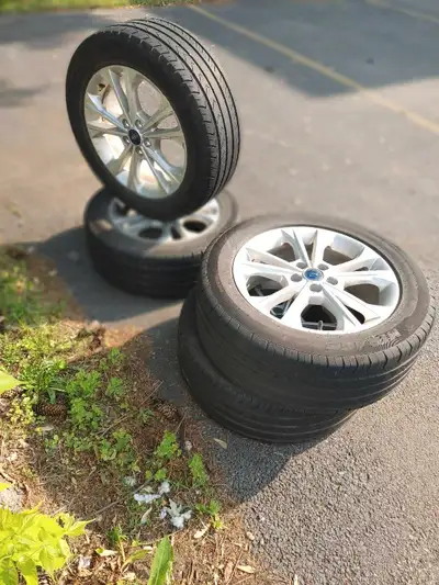 Mag de 17" avec pneu. 4 saison bon pour au moins une saison.