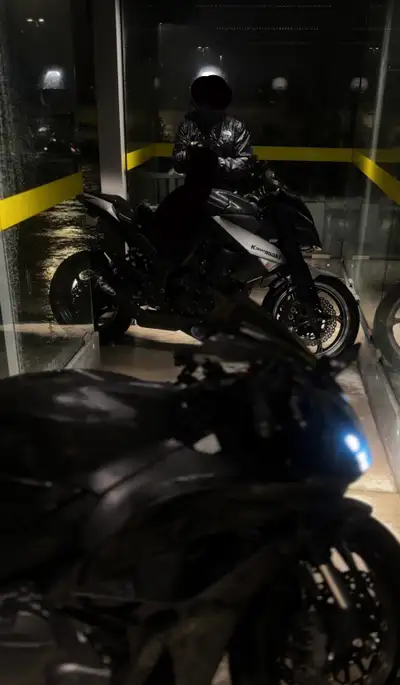 2010 Kawasaki Z1000 31,000km Jamais accidenté jamais échappé Deux exhaust M4 ainsi que ceux d’origin...