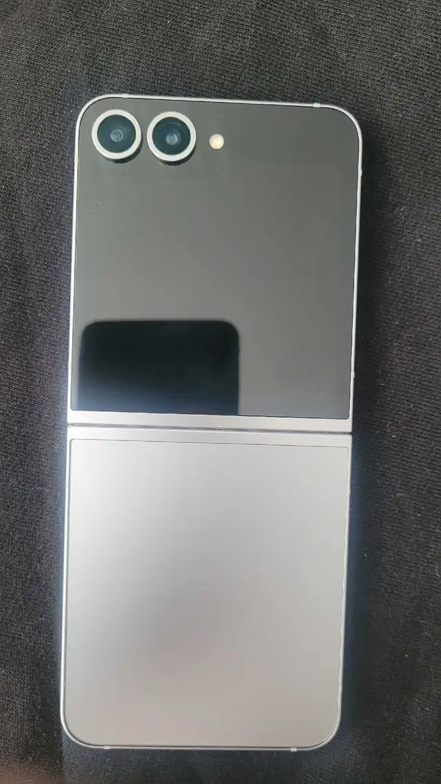 Unlocked Samsung Galaxy Z Flip6 5G – 256GB in Cell Phones in Richmond - Image 4