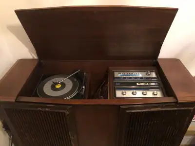 Vintage wood stereo console with turntable and radio. The radio works well, but the turntable is not...