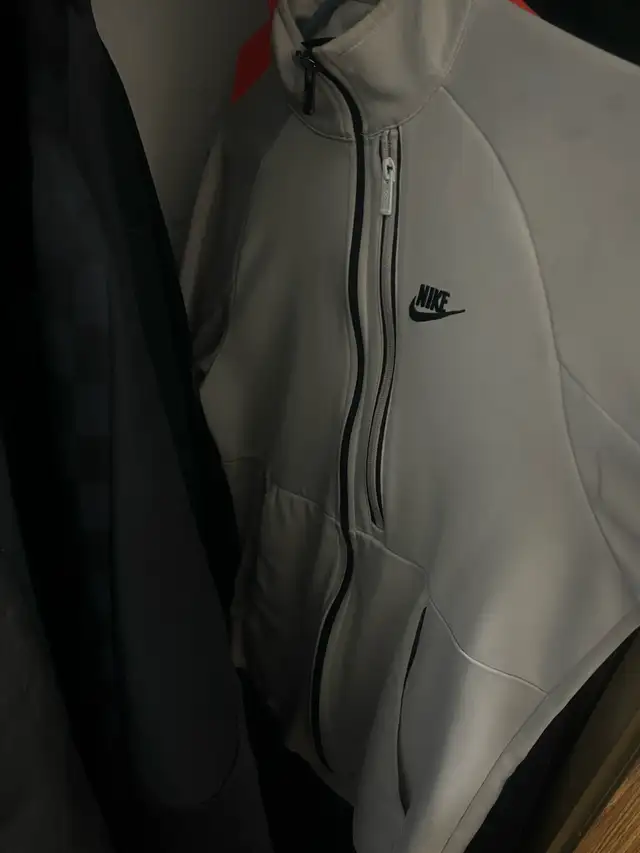 Alberta Sale, Nike Men's Track Zip (S), White  in Basketball in Revelstoke - Image 3