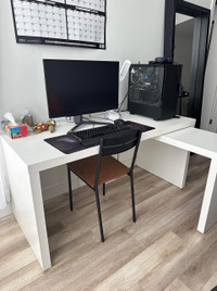 IKEA white desk in excellent condition