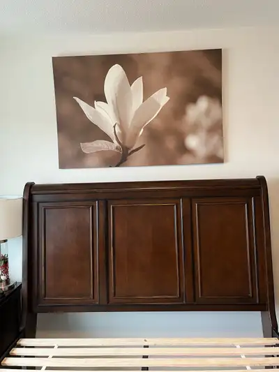 Add a traditional touch to your bedroom with this Chelsea queen bed. The tall and triumphant headboa...