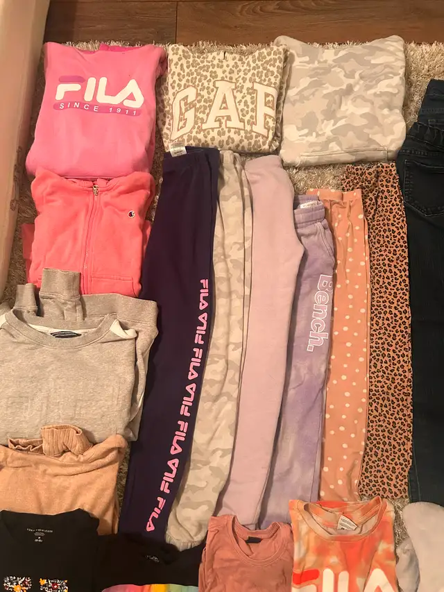 Lot de vêtements fille 10 ans in Kids & Youth in Longueuil / South Shore - Image 4