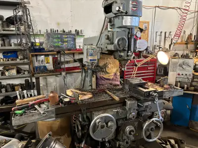 Runs on 240 single phase Coverted from 440 3 phase I also have much tooling for extra $ It has power...