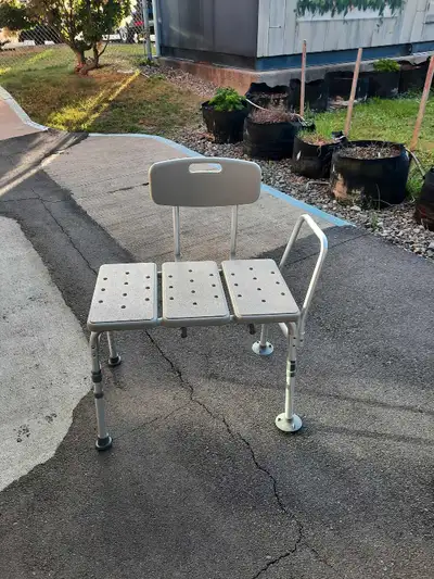 Chaise de douche pour personnes âgées Avec accoudoirs Avons deux en réserves Comme neuves d'une vale...