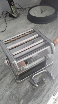 PASTA MAKING MACHINE and POT HOLDER