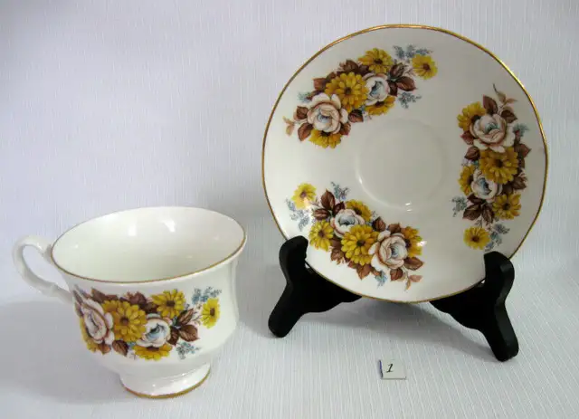 ENSEMBLE DE TASSES/SOUCOUPES PORCELAINE ANGLAISE VOTRE CHOIX. in Arts & Collectibles in West Island - Image 2