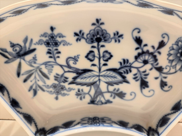 2 MEISSEN BLUE ONION  Cross sword lazy susan dishes in Kitchen & Dining Wares in St. Catharines - Image 2