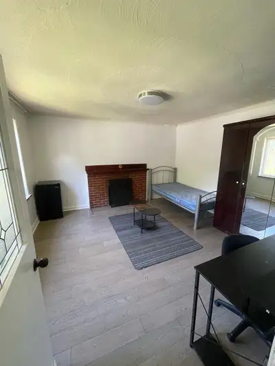 Must call or text to get immediate response 6️⃣4️⃣7️⃣-6️⃣6️⃣7️⃣-7️⃣7️⃣4️⃣2️⃣ Available Sept 1st FURN...
