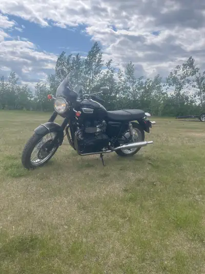 2013 triumph bonneville t100 2k kms on the bike in perfect condition 7500$ open to reasonable offers