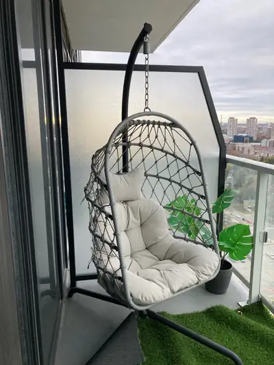 Outdoor swinging egg chair
