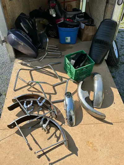 Honda CB750 fenders, also for 450-550 . Cb 750 airbox. Oil tank. Perfect seat. Handle bars. Also com...