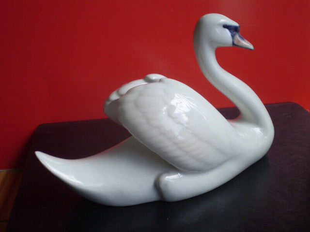 Royal Copenhagen Figurine - " Swan " - #755 - in Arts & Collectibles in Kitchener / Waterloo - Image 2