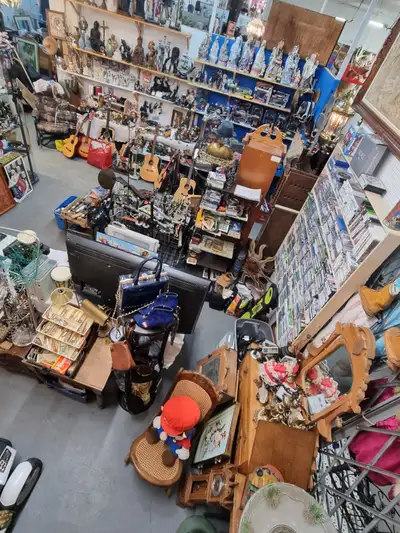 Antiquiter. Collection. Jeux console.bijoux.montre.tv.vinyl.8tra, View more