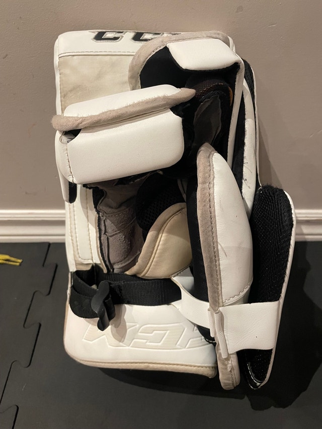 CCM 34” +2 Eflex 5 goalie pads, blocker, catcher Hockey Barrie Kijiji