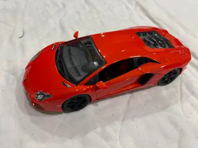 Bburago Lamborghini Aventador 1:18 Scale Model Metal Die Cast Comes with the original box (Took out...