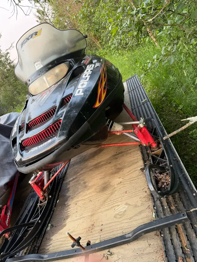 2005 Polaris 600xc snow machine  in Snowmobiles in Thunder Bay - Image 2