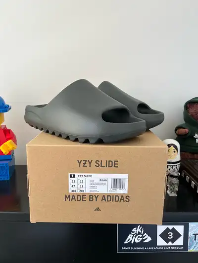 Yeezy Slide Dark Onyx Size 12, View more