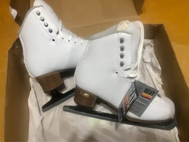 Jackson "Elle" Figure Skates.  New in Box. in Skates & Blades in Belleville - Image 2