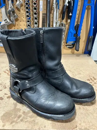 Men’s size 8 HD riding boots in excellent condition. Pick up in Fort Saskatchewan only.