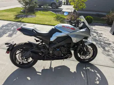 New tires last year, less than 1000 kms on them. Puig windscreen and frame sliders, otherwise stock....