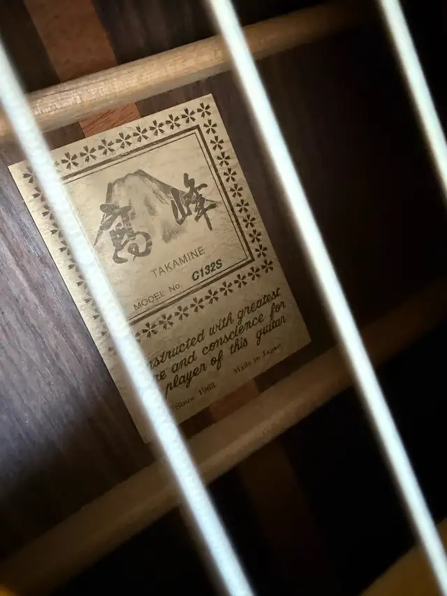 CLASSICAL GUITAR TAKAMINE C132S with Hard Case in Guitars in City of Montréal - Image 5