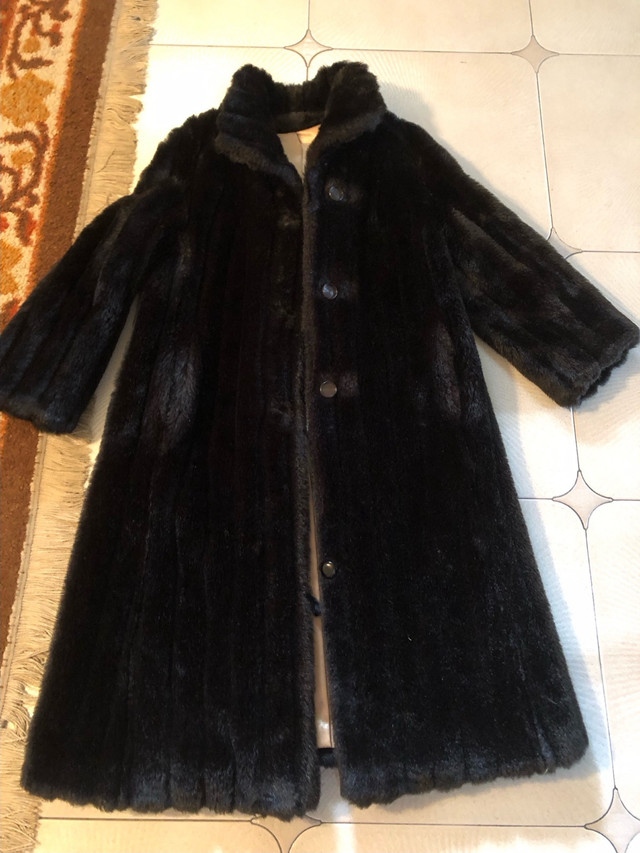 Manteau fausse fourrure dans Femmes - Hauts et vêtements d'extérieur  à Laval/Rive Nord