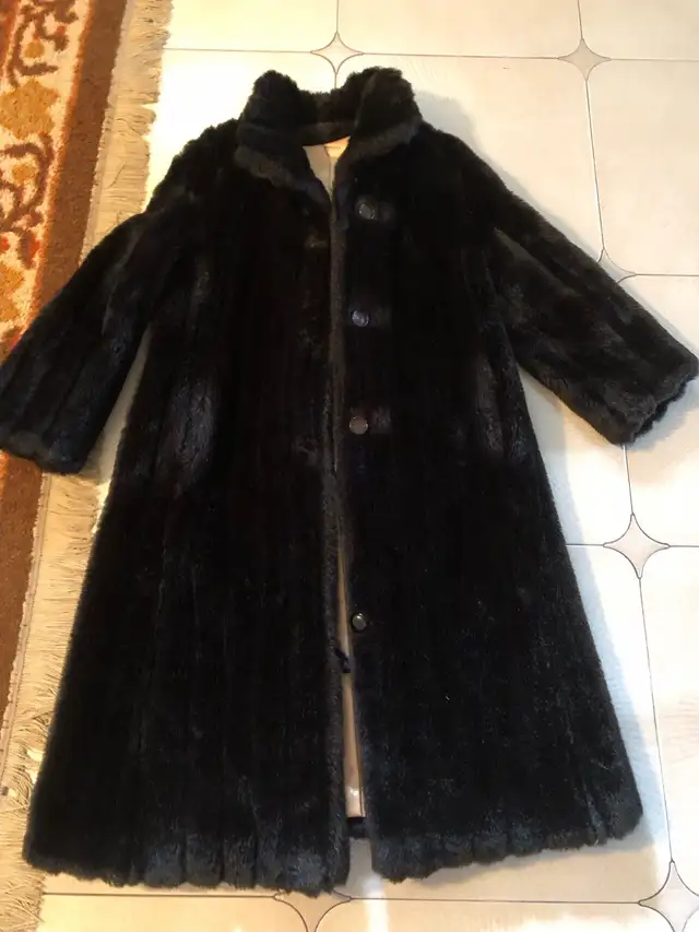 Manteau fausse fourrure in Women's - Tops & Outerwear in Laval / North Shore - Image 2