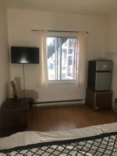 Laval métro cartier Chambre à louer/room for rent