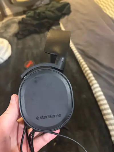 Selling my Steelseries Arctis 7 gaming headset, which delivers immersive audio and clear communicati...