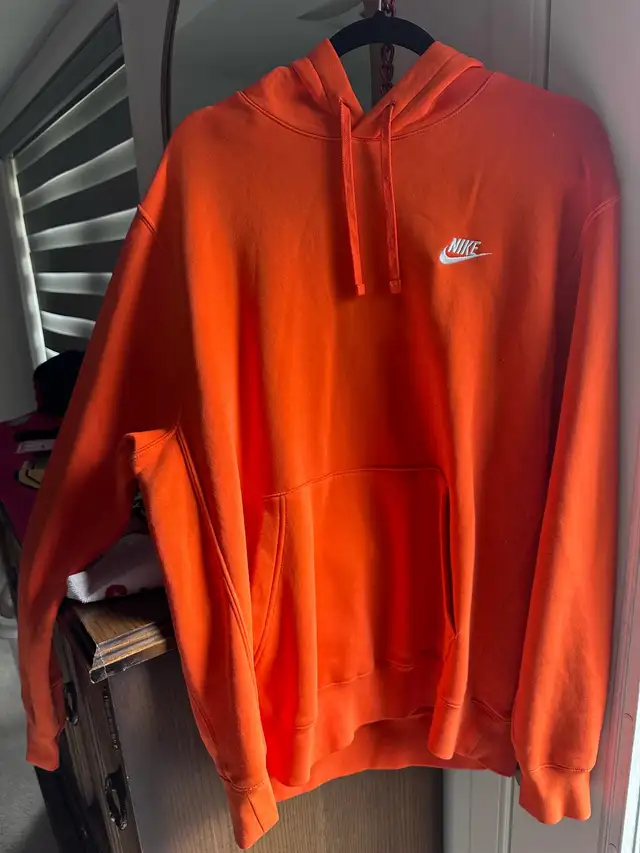 Nike Hoodie in Men's in Oshawa / Durham Region - Image 2