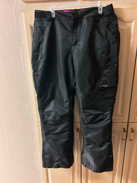 Size L  Women’s blk ski pants with hip straps to adjust waist